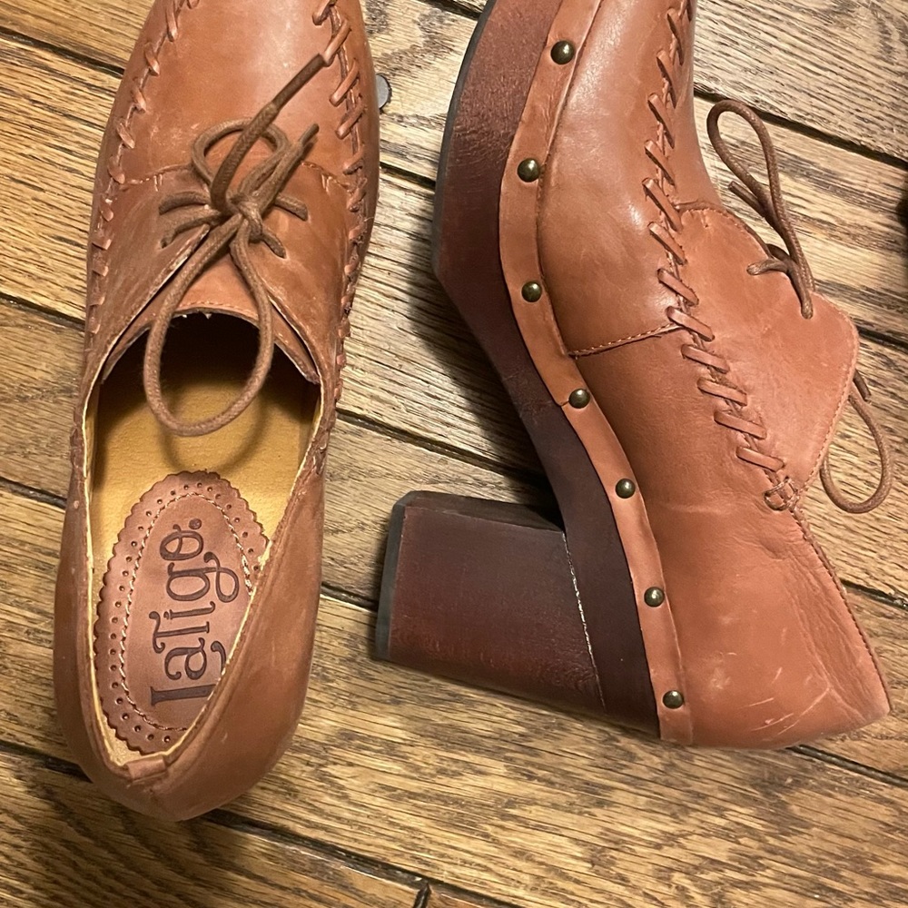 Womens tie block heel shoe